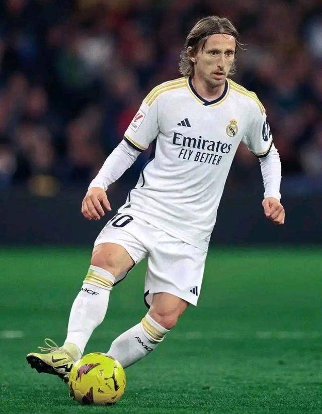 国米门将更替引热议，维卡里奥性价比突出，但适配性与未来规划存疑。